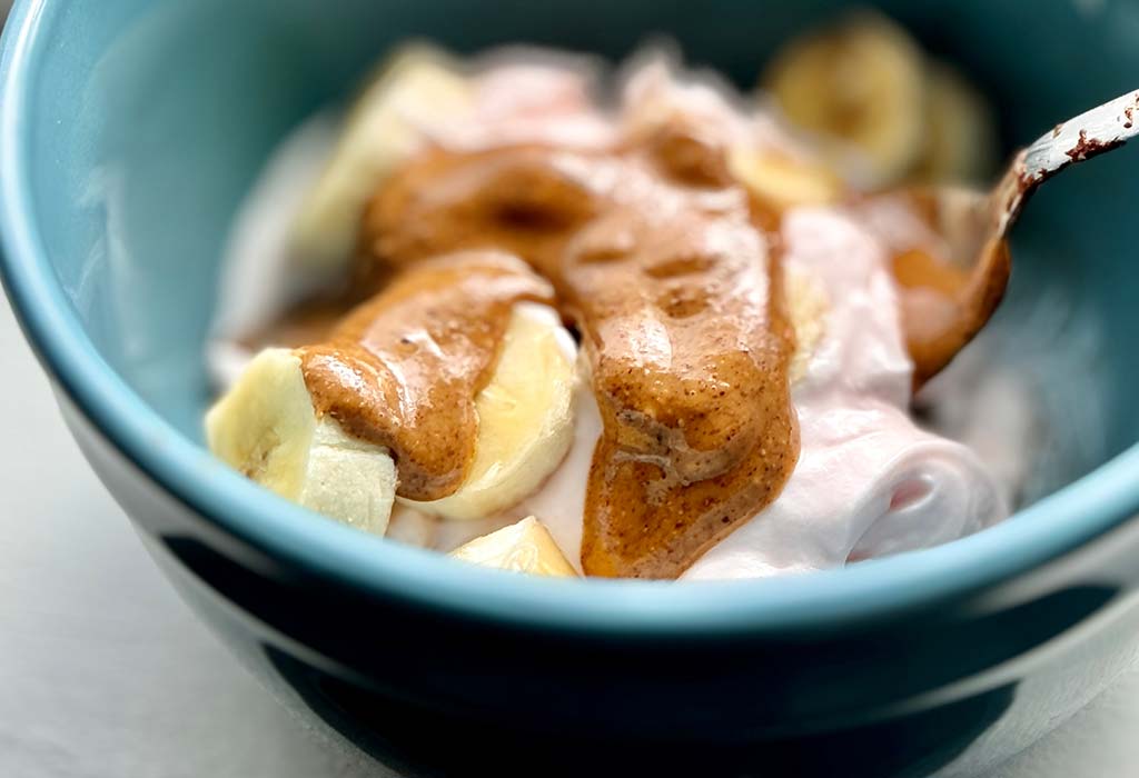 Parfait With Peanut Butter, Bananas, and Yogurt 