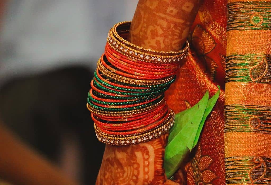 लाल वस्त्र धारण