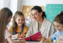 प्रिय शिक्षक पर निबंध (Essay On Favourite Teacher In Hindi) Essay On Favourite Teacher In Hindi)